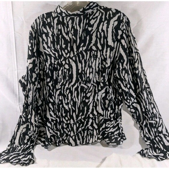Violet & Claire Blouse Ruffle Detail Grey and Black Print Womans Size XL   Flaw - Picture 5 of 13